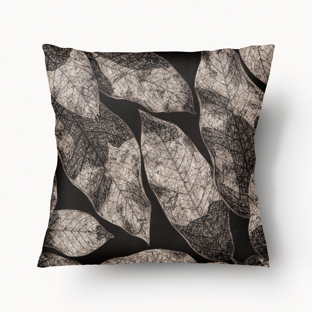 Housse décorative Coussin motif feuilles sur tissu d'aspect lin, mzelle design, design naturaliste de décoration tropicale élégante.
