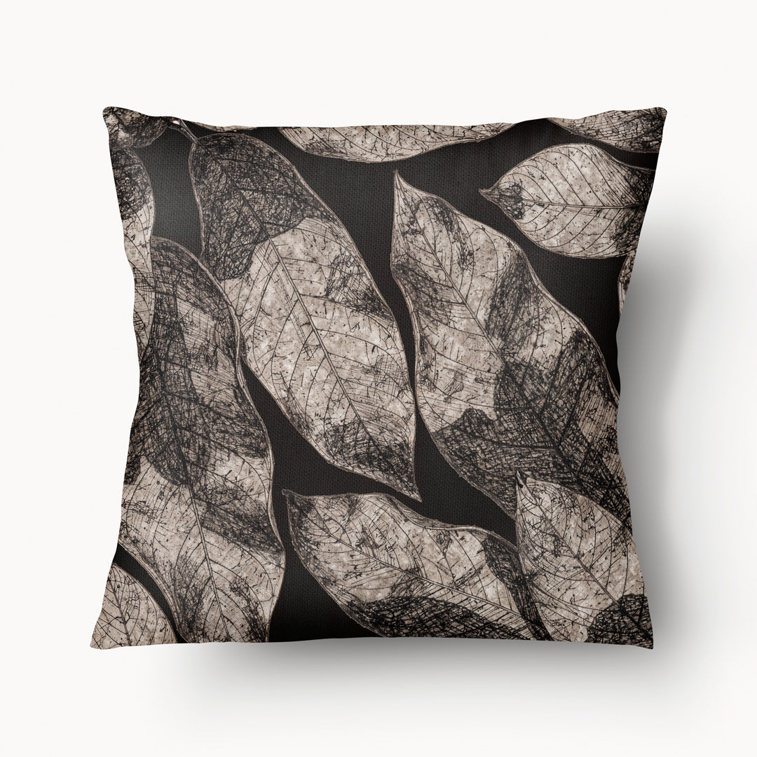  Coussin motif feuilles sur tissu d'aspect lin, mzelle design, design naturaliste de décoration tropicale élégante.
