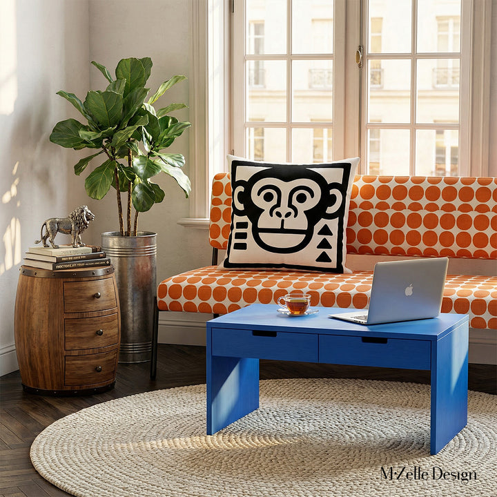 décoration d'intérieur moderne avec un canapé imprimé motifs pois orangeset orné d'un coussin graphique tête de singe , table basse bleu, plantes verte. 