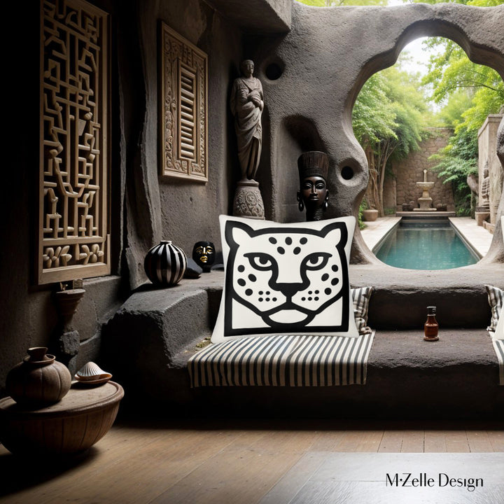 Décoration intérieur maison troglodyte en pierre noire, salon design luxueuse orné  d'un coussin graphique tête de jaguar de la marque Mzelle Design