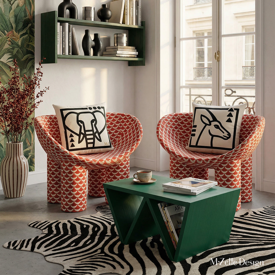 Photographie professionnelle d'un appartement au design contemporain avec 2 chaises aux formes audacieuses à motif d'écailles de poisson rouge et blanc, chacune ornée d'un grand coussin, panneau de papier peint jungle, table basse est en forme de W , tapis zèbre.