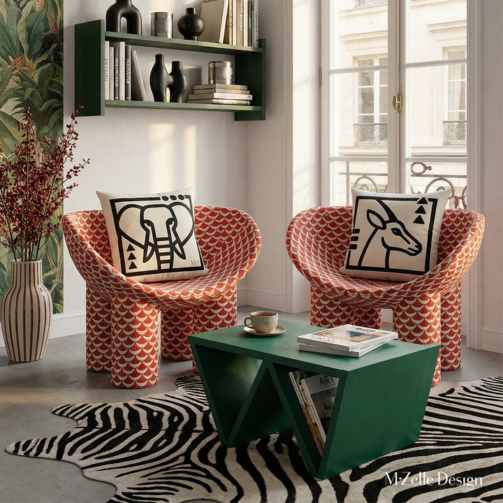 Photographie professionnelle d'un appartement au design contemporain avec 2 chaises aux formes audacieuses à motif d'écailles de poisson rouge et blanc, chacune ornée d'un grand coussin, panneau de papier peint jungle, table basse est en forme de W , tapis zèbre.