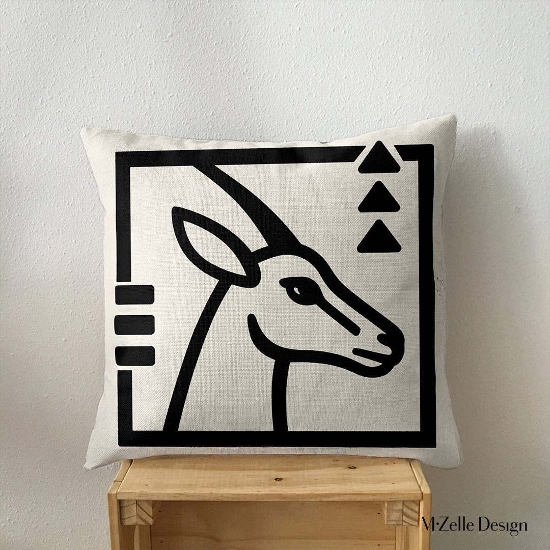 Housse de coussin 45cm avec une tête d'antilope graphique, de la marque Mzelle Design,  art tribal et design contemporain