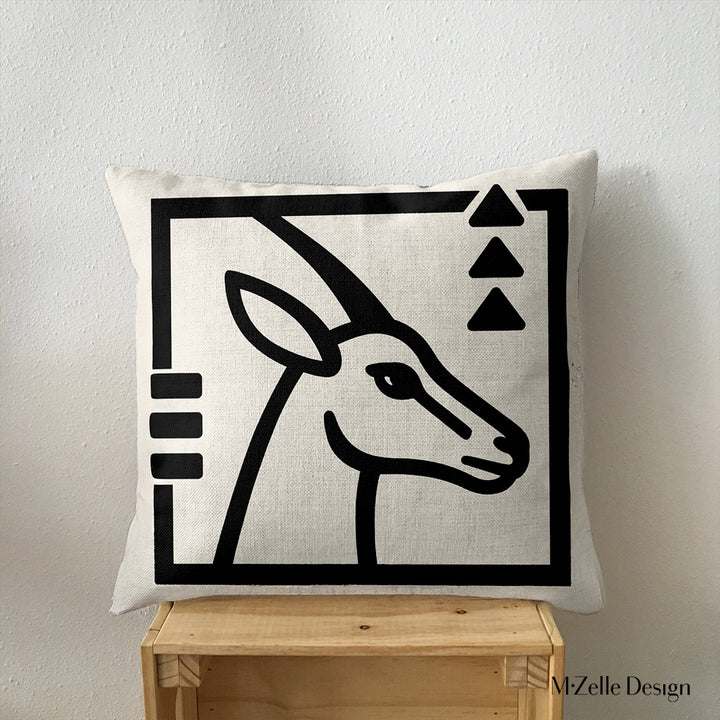 Housse de coussin 45cm avec une tête d'antilope graphique, de la marque Mzelle Design,  art tribal et design contemporain