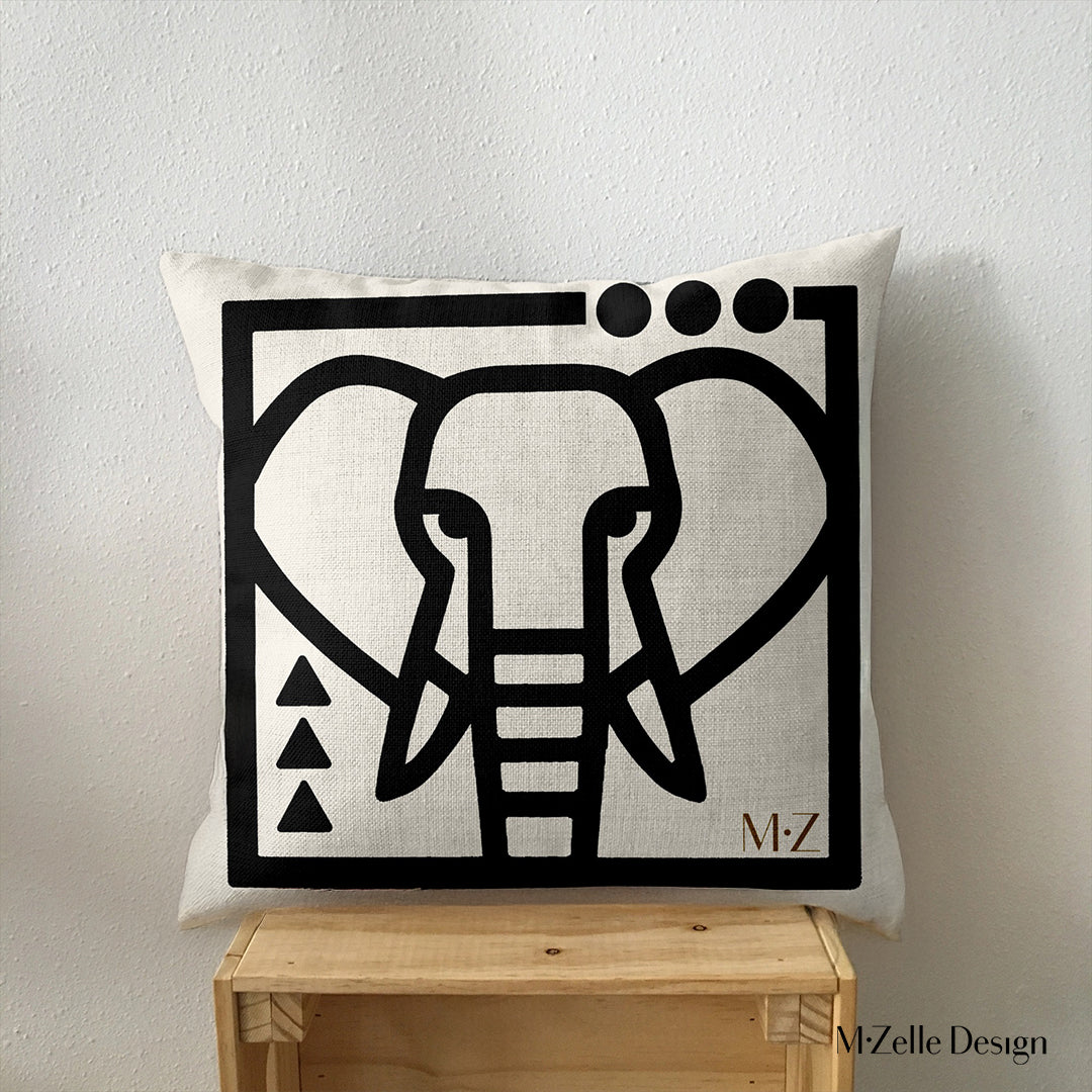 Housse de coussin 45cm avec une tête d'éléphant graphique, de la marque Mzelle Design,  art tribal et design contemporain
