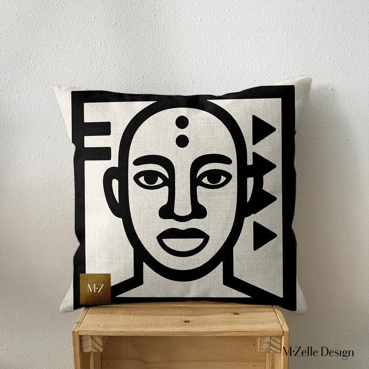 coussin graphique Mzelle Design - tête d'africain avec des symboles géométriques bicolores noir et écru, brut et élégant, entre art tribal et design contemporain