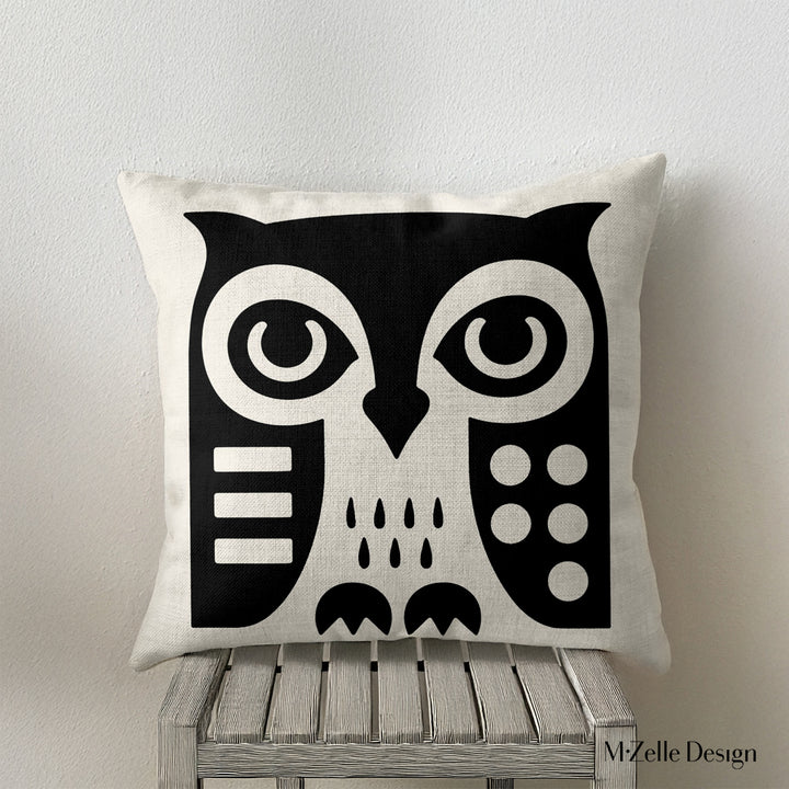 Coussin graphique MZelle Design - hibou stylisé bicolore noir et écru, brut et élégant, entre art tribal et design contemporain