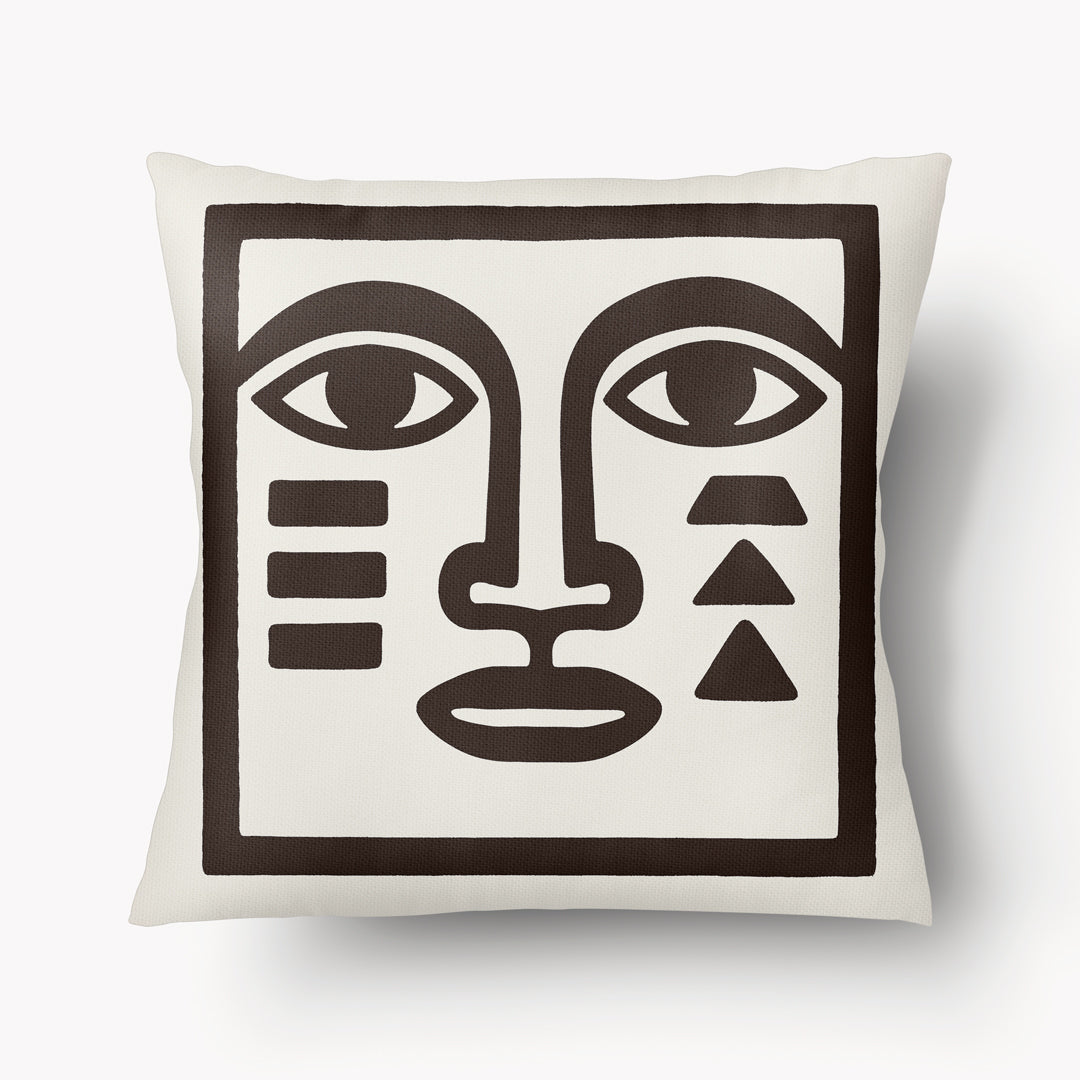 Housse de coussin décorative Mzelle Design - Masque bicolore marron et écru, brut et élégant, entre art tribal et design contemporain 