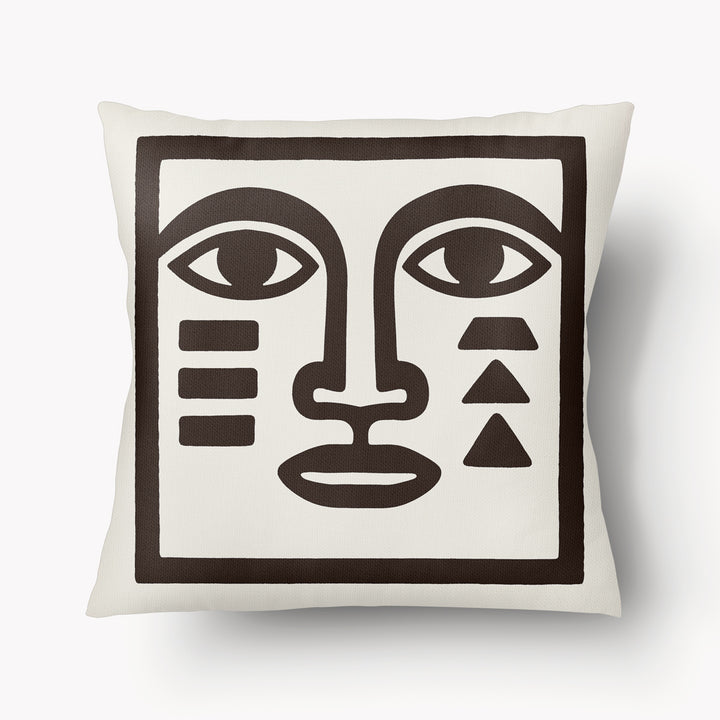 Housse de coussin décorative Mzelle Design - Masque bicolore marron et écru, brut et élégant, entre art tribal et design contemporain 