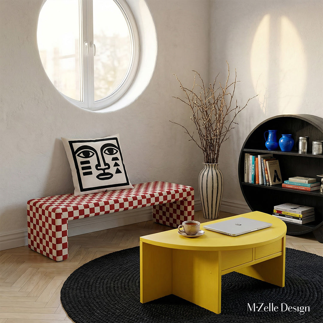 Photographie professionnelle d'un loft urbain inspiré de l'esthétique Castlecore mélangée à un design contemporain, vue de face d'un banc motif damier orné d'un grand coussin motif visage tribal, décor inspirationnel urbain.