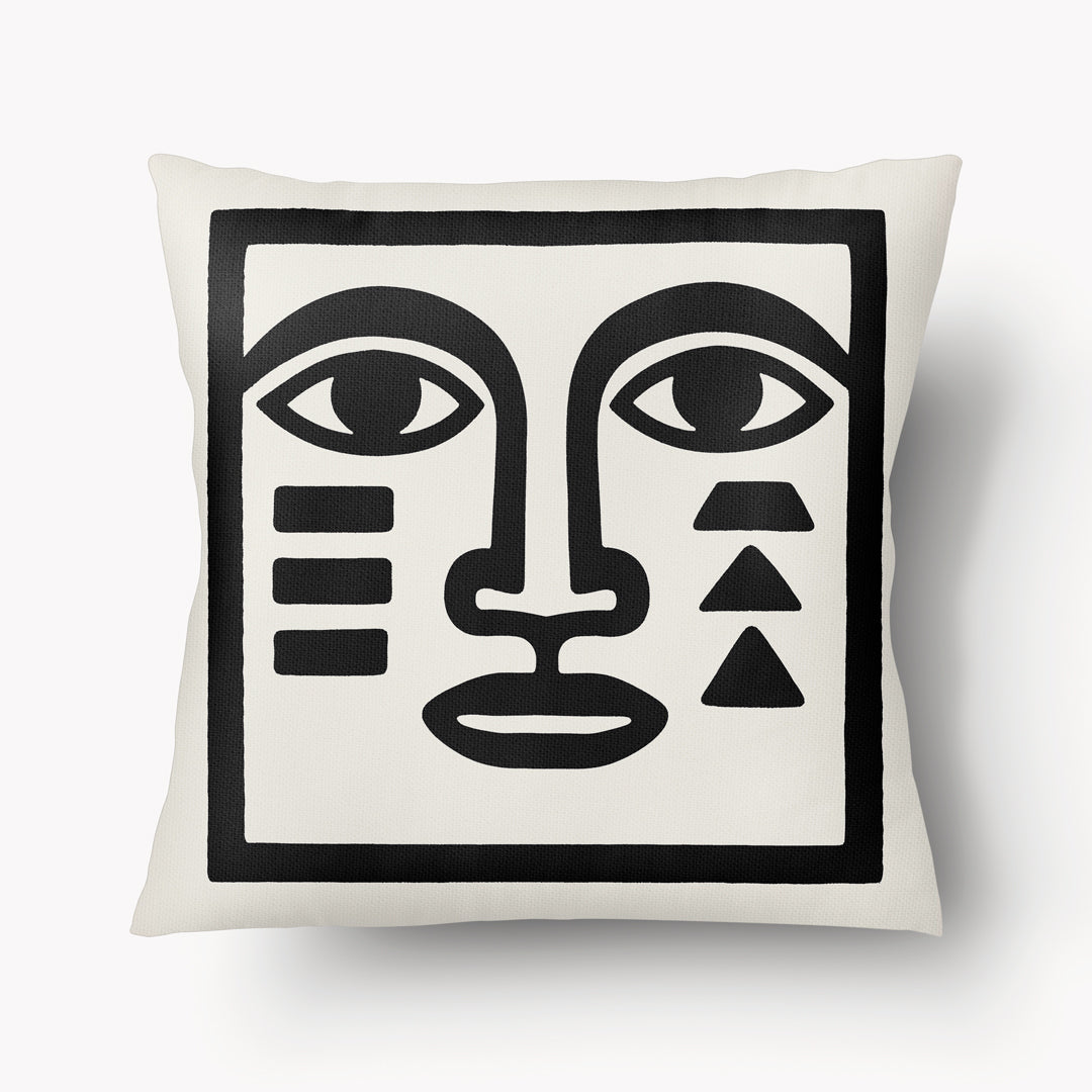 Housse de coussin décorative Mzelle Design - Masque bicolore noir et écru, brut et élégant, entre art tribal et design contemporain 