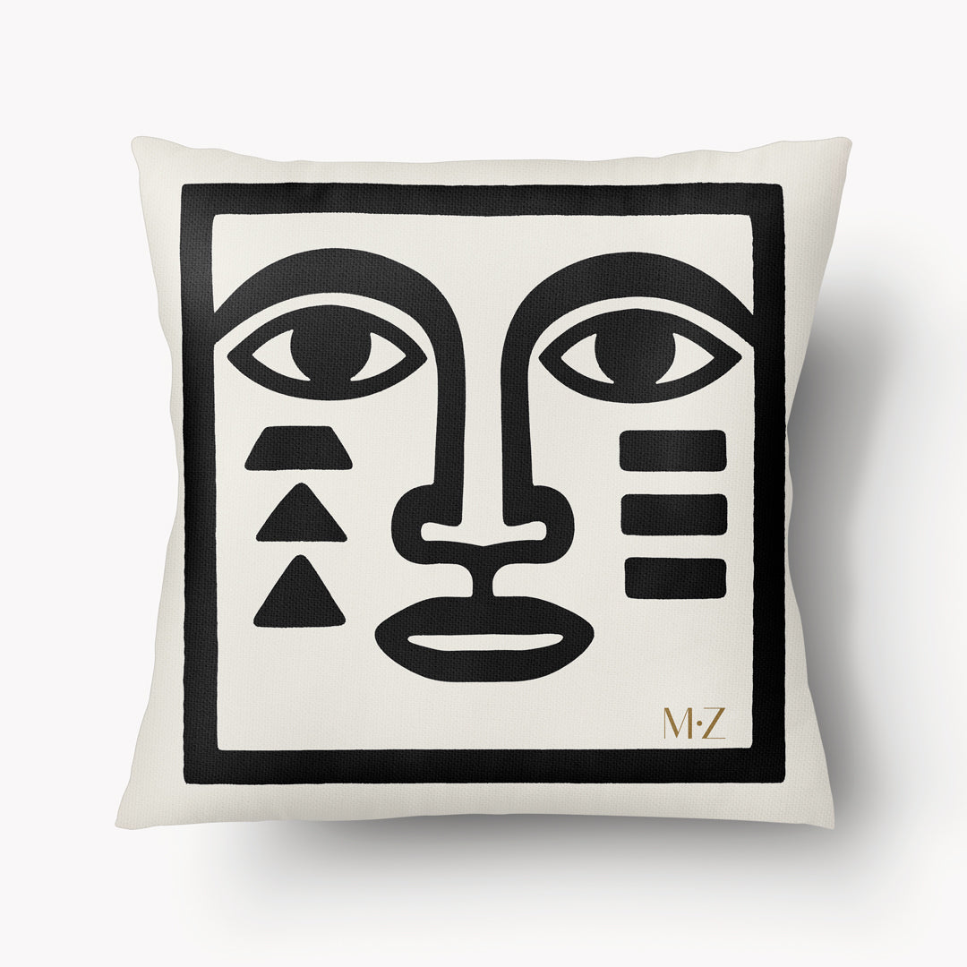 Housse de coussin décorative Mzelle Design - Masque bicolore noir et écru, brut et élégant, entre art tribal et design contemporain 