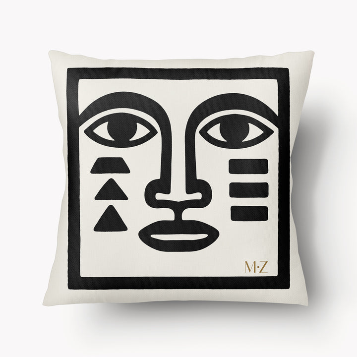 Housse de coussin décorative Mzelle Design - Masque bicolore noir et écru, brut et élégant, entre art tribal et design contemporain 