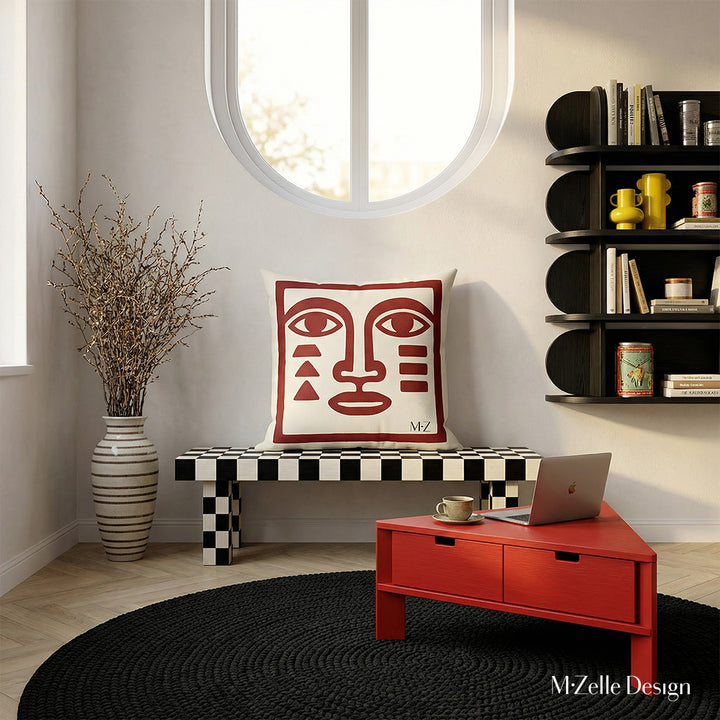 Photographie professionnelle d'un loft urbain inspiré de l'esthétique Castlecore mélangée à un design contemporain. vue rapprochée d'un banc noir et blanc à motif en damier, orné d'un grand coussin au centre, placé sous une fenêtre arrondie. 