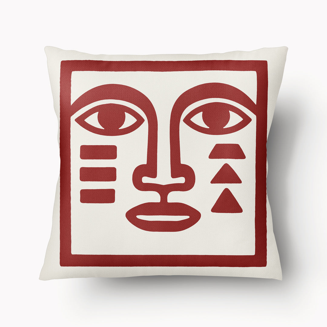 Housse de coussin décorative Mzelle Design - Masque bicolore rouge et écru, brut et élégant, entre art tribal et design contemporain 