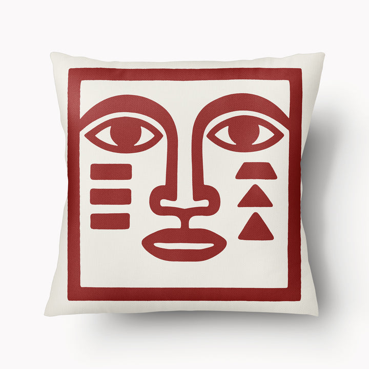 Housse de coussin décorative Mzelle Design - Masque bicolore rouge et écru, brut et élégant, entre art tribal et design contemporain 