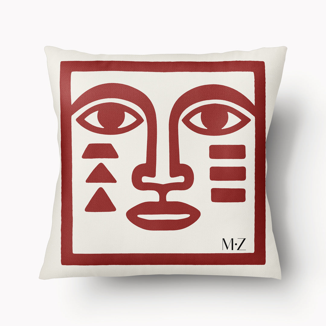 Housse de coussin décorative Mzelle Design - Masque bicolore rouge et écru, brut et élégant, entre art tribal et design contemporain. 
