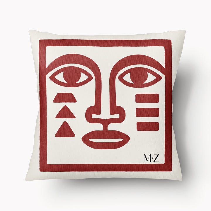 Housse de coussin décorative Mzelle Design - Masque bicolore rouge et écru, brut et élégant, entre art tribal et design contemporain. 