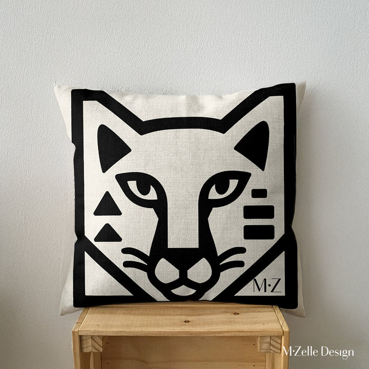 coussin graphique Mzelle Design - tête de puma bicolore noir et écru, brut et élégant, entre art tribal et design contemporain