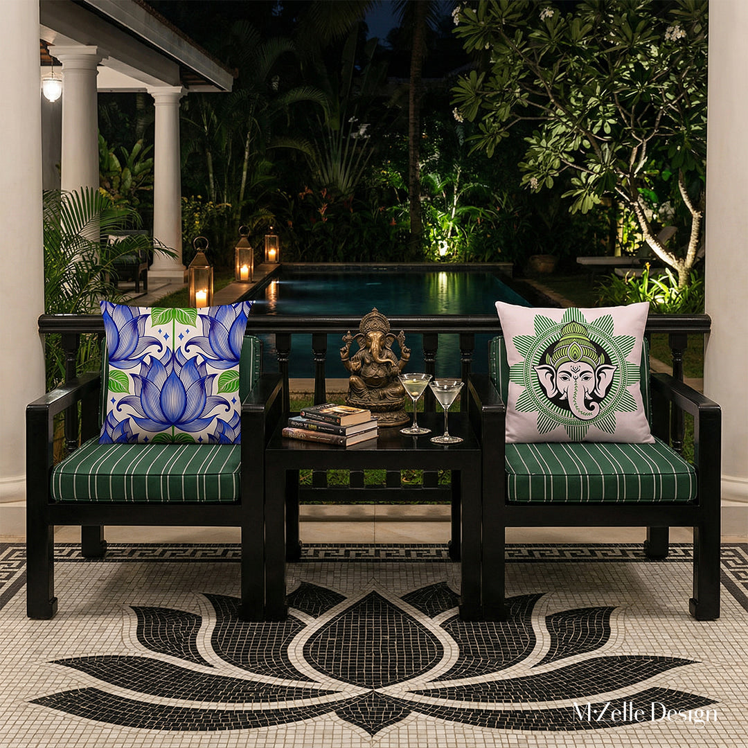 Photographie professionnelle extrêmement détaillée et de haute qualité terrasse d'hotel en Inde de nuit, esprit zen, vue de face en gros plan sur 2 fauteuils en bois peint noir laqué, reliés entre eux par une table basse intégrée, assises vert foncé à fines rayures blanche, orné de 2 grands coussins motif ganesh et lotus.