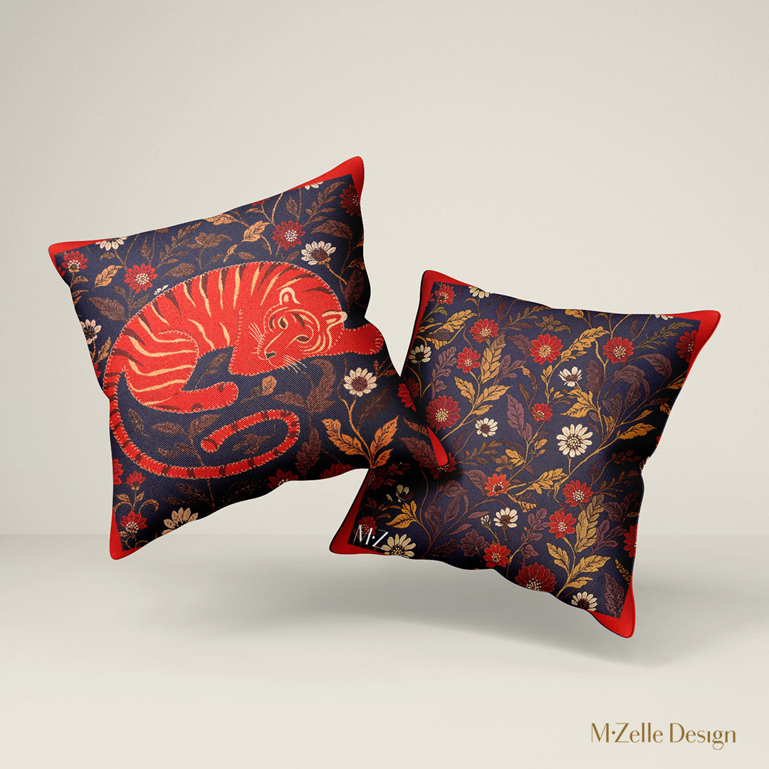 Coussin décoratif carré Mzelle Design imprimé tigre du bengale allongé sur un fond fleuri bleu nuit, ordure orange, style indien raffiné.