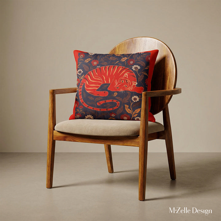 Photographie professionnelle d'un fauteuil moderne en bois de de manguier orné d'un large coussin motif tigre mzelle design, exposé dans un décor écru neutre. 