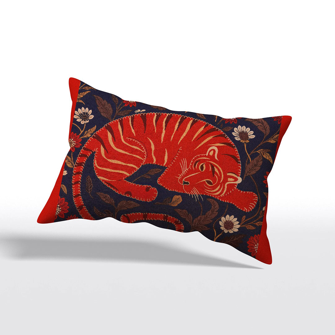 Coussin décoratif rectangulaire Mzelle Design imprimé tigre du bengale allongé sur un fond fleuri bleu nuit, ordure orange, style indien raffiné.