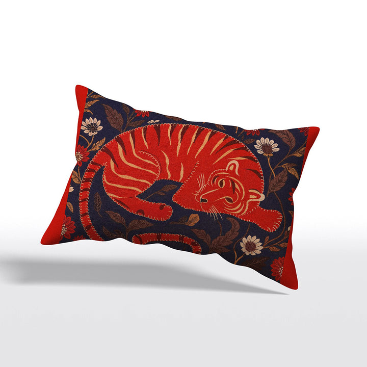 Coussin décoratif rectangulaire Mzelle Design imprimé tigre du bengale allongé sur un fond fleuri bleu nuit, ordure orange, style indien raffiné.