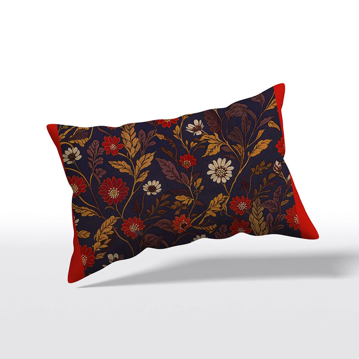 Coussin décoratif rectangulaire Mzelle Design imprimé fond fleuri bleu nuit, ordure orange, style indien raffiné.