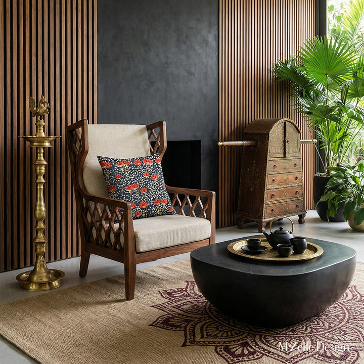 Décoration d'intérieur raffinée de style indien, canapé en bois orné d'une Housse de Coussin Mzelle Design rouge et bleu sur fond de mur végétal