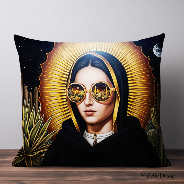 Coussin MADONE Mzelle Design, motif moderne portrait de la Vierge de Guadalupe dans un paysage de Désert, sur fond noir