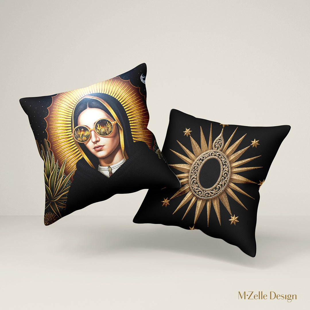 Coussins MADONE Mzelle Design, motif moderne portrait de la Vierge de Guadalupe dans un paysage de Désert et médaillon, sur fond noir