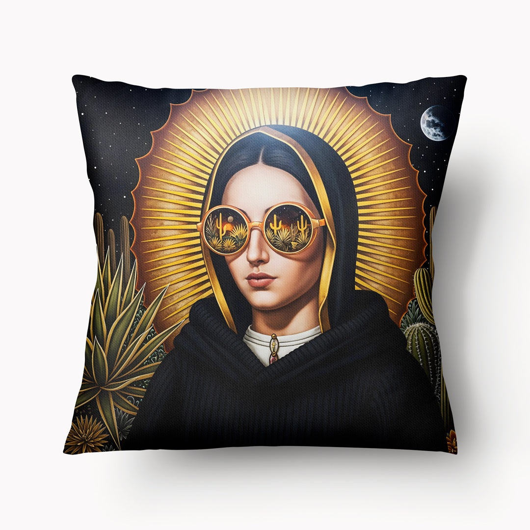 Coussin MADONE Mzelle Design, motif moderne portrait de la Vierge de Guadalupe dans un paysage de Désert, sur fond noir