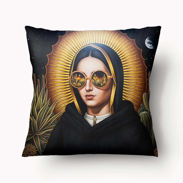 Coussin MADONE Mzelle Design, motif moderne portrait de la Vierge de Guadalupe dans un paysage de Désert, sur fond noir