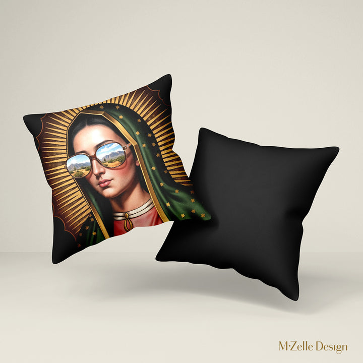 Coussin Mzelle Design, visage de MADONE  style moderne avec des lunettes et auréole dorée, Vierge de Guadalupe sur fond noir