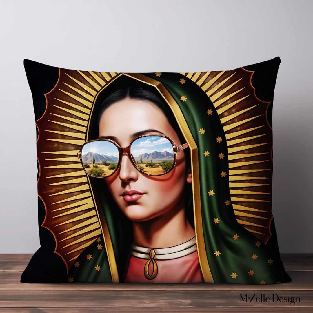 Coussin Mzelle Design, visage de MADONE  style moderne avec des lunettes et auréole dorée, Vierge de Guadalupe sur fond noir