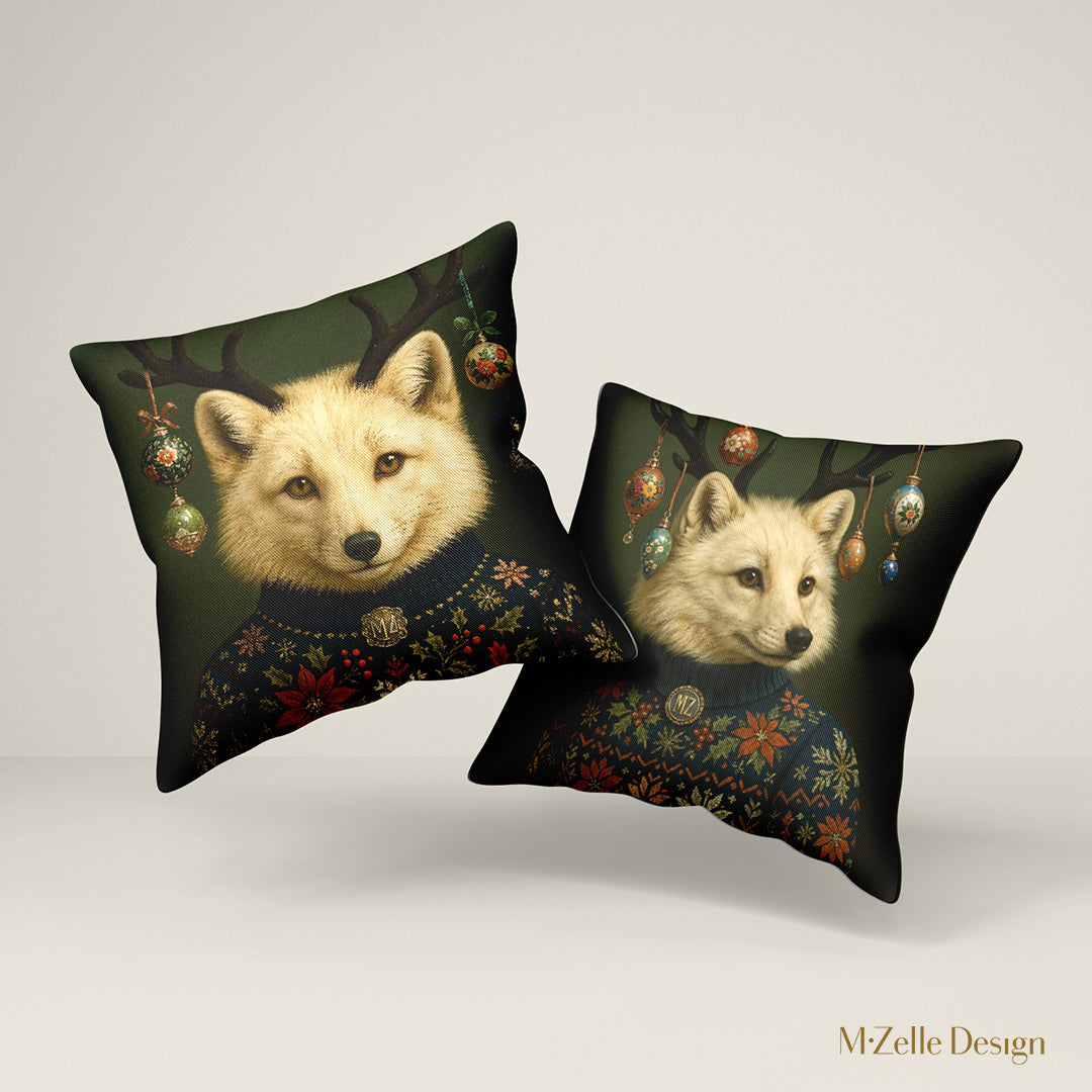Deux coussins de Noël MZelle Design, renard polaire aux bois ornés de boules de noël, raffinement hivernal et touche féerique sur fond vert 