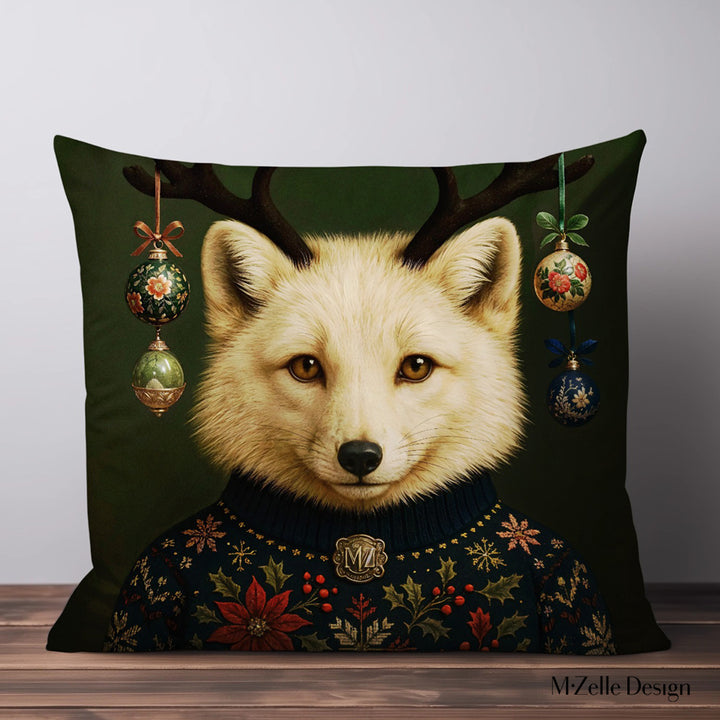 Coussin scandinave Noël MZelle Design, renard polaire aux bois ornés de boules de noël, raffinement hivernal et touche féerique sur fond vert 