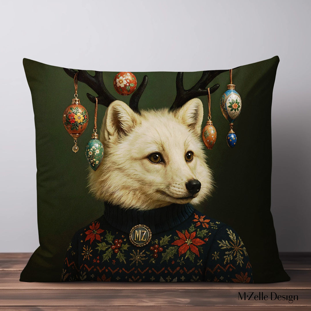 coussin scandinave Noël MZelle Design, renard polaire aux bois ornés de boules de noël, raffinement hivernal et touche féerique sur fond vert 