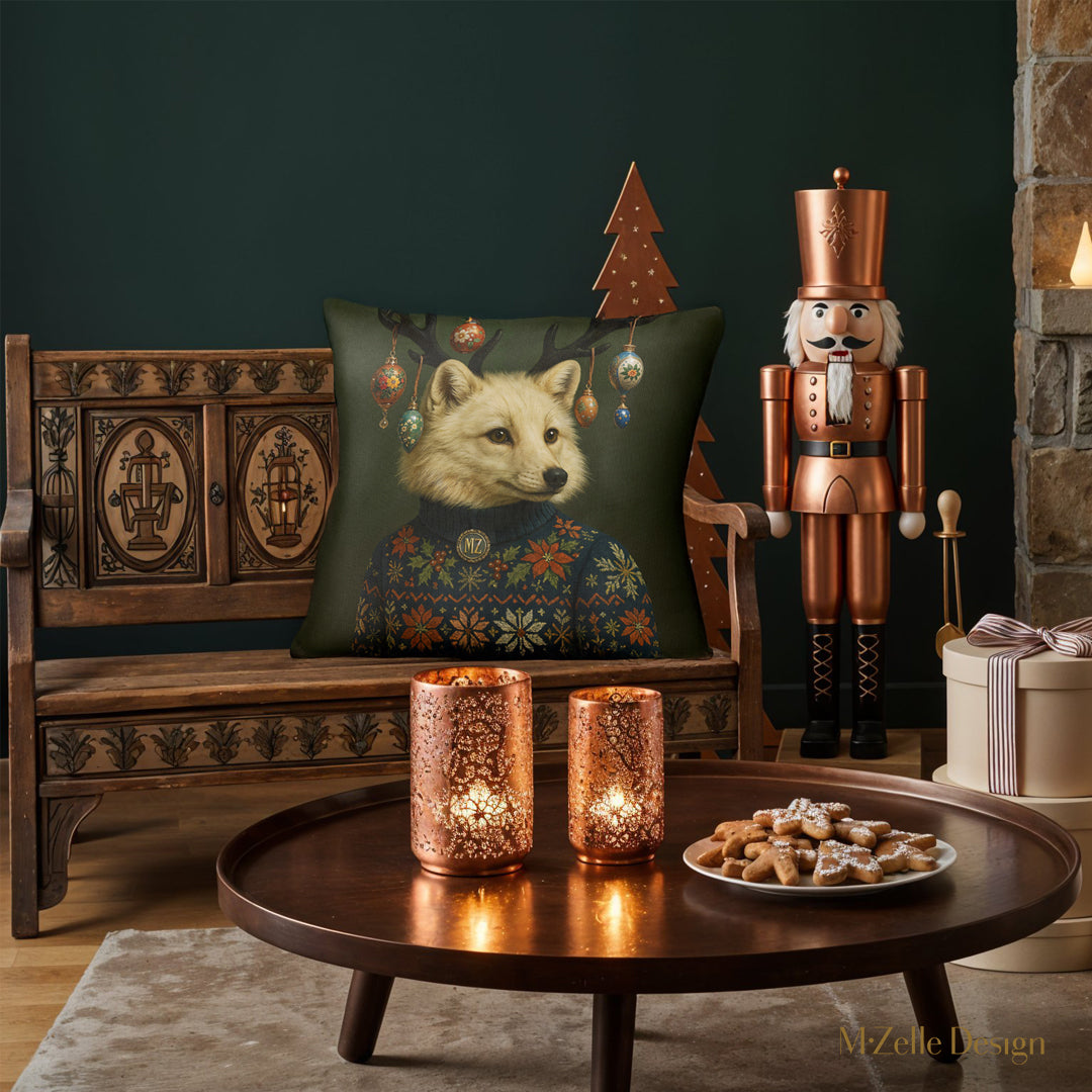 decoration d'intérieur thème noël, avec un Coussin décoratif Mzelle Design, Renard polaire en habit festif, housse de coussin Noël lumineuse, poésie hivernale et charme scandinave sur fond vert