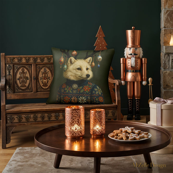 decoration d'intérieur thème noël, avec un Coussin décoratif Mzelle Design, Renard polaire en habit festif, housse de coussin Noël lumineuse, poésie hivernale et charme scandinave sur fond vert