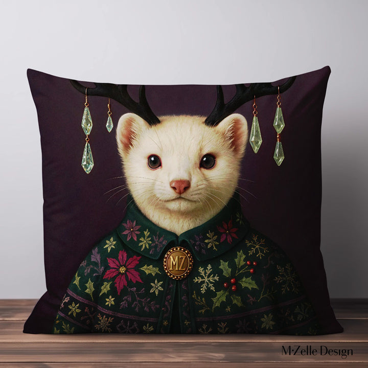 Coussin de noël de la marque MZelle Design, motif Hermine ornée de cristaux décoratifs sur fond violet et cape brodée
