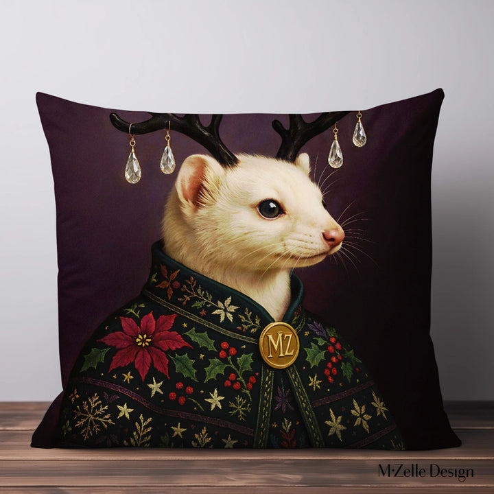 Coussin de noël de la marque MZelle Design, motif Hermine ornée de cristaux décoratifs sur fond violet et cape brodée