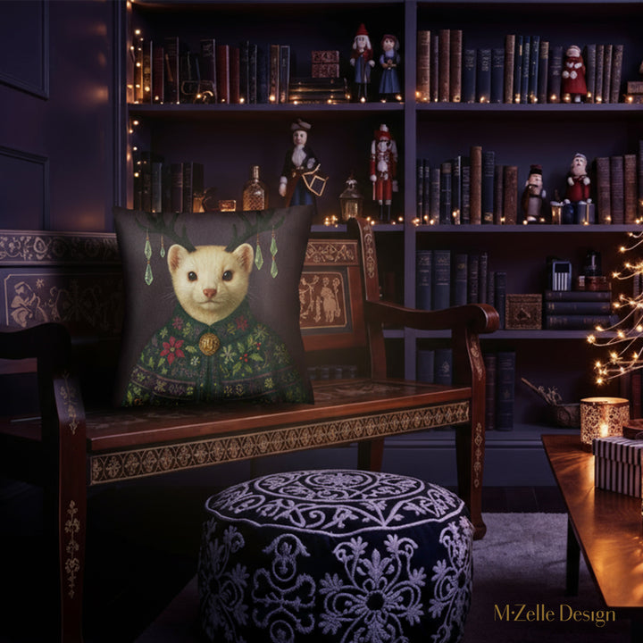 Décor de Noël tons violets avec un  Coussins de la marque MZelle Design, motif Hermine ornée de cristaux décoratifs avec une cape brodée