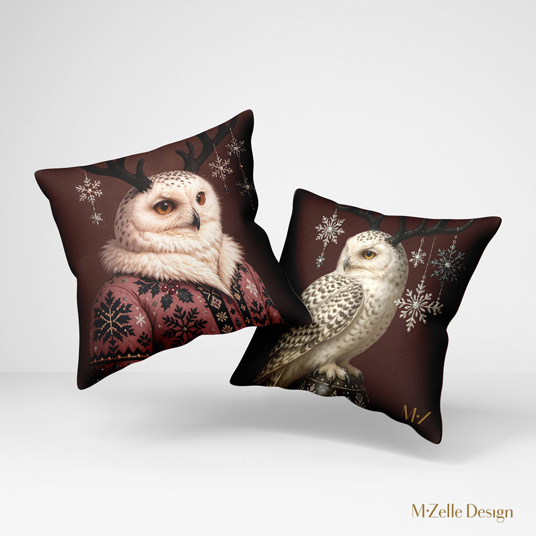 Coussins thème NOËL, mzelle design, motif fantaisie Grand Harfang des neiges portant un manteau brodé et des cornes de cerf fond bordeaux