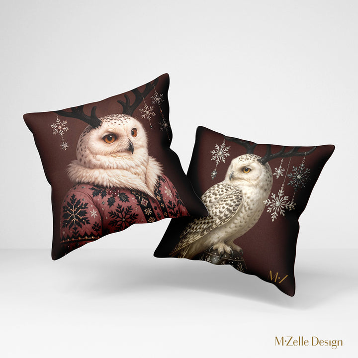Coussins thème NOËL, mzelle design, motif fantaisie Grand Harfang des neiges portant un manteau brodé et des cornes de cerf fond bordeaux