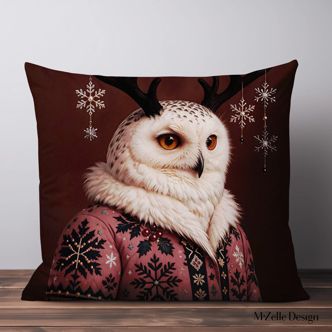 Coussin thème NOËL, mzelle design, motif fantaisie Grand Harfang des neiges portant un manteau brodé et des cornes de cerf