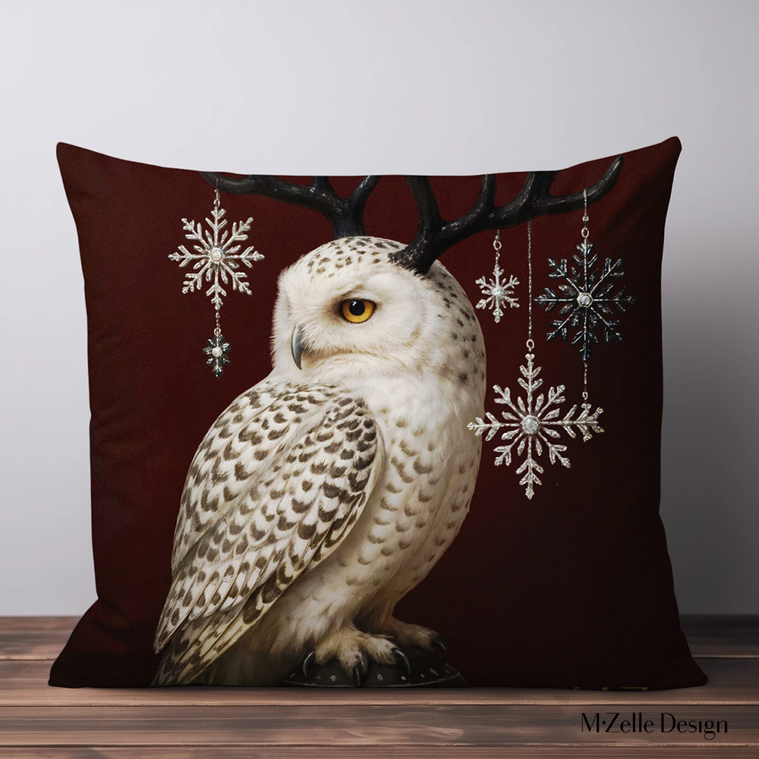 Coussin thème NOËL, mzelle design, motif fantaisie Grand Harfang des neiges portant un manteau brodé et des cornes de cerf