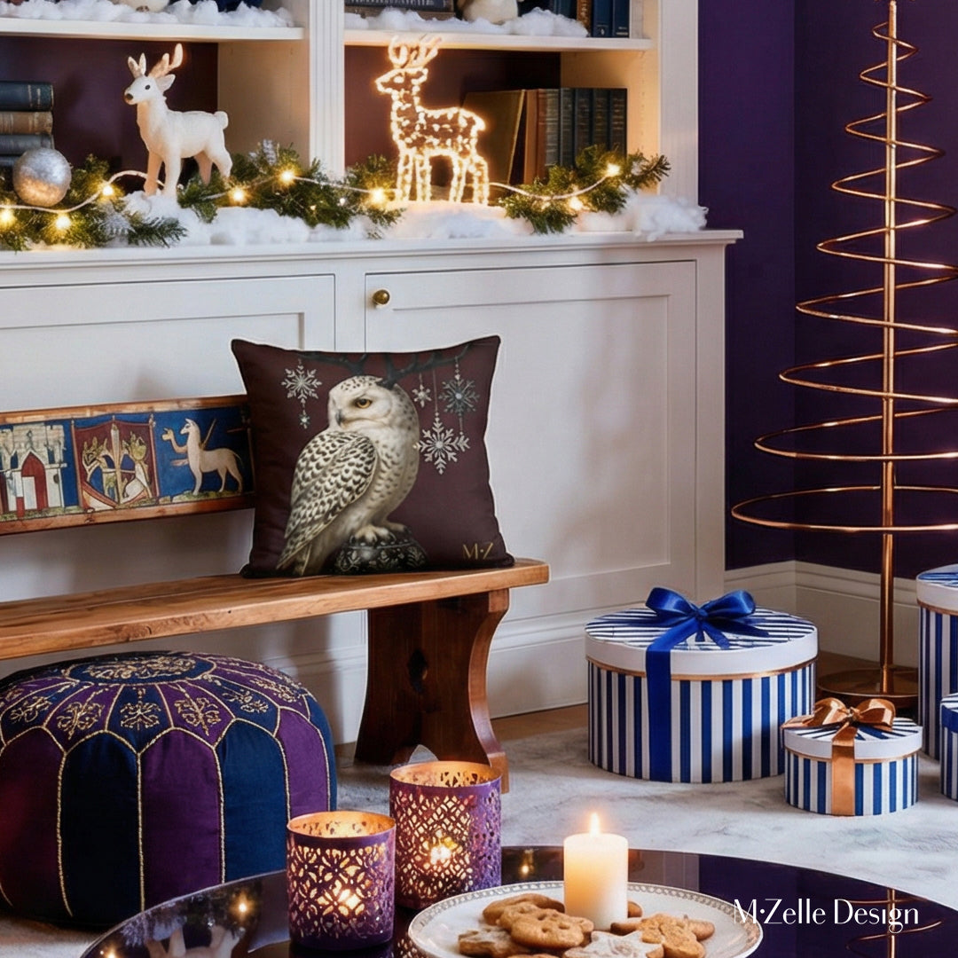 Décor de NOËL, coussin imprimé mzelle design, motif fantaisie Grand Harfang des neiges portant un manteau brodé et des cornes de cerf fond bordeaux