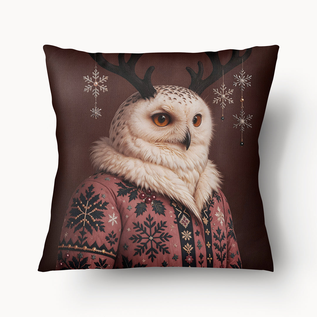 Coussin thème NOËL, mzelle design, motif fantaisie Grand Harfang des neiges portant un manteau brodé et des cornes de cerf